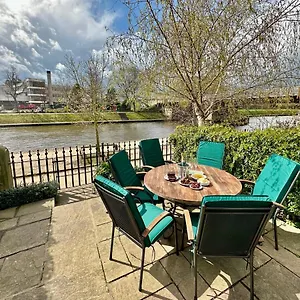 Riverside House - With Parking Holiday home